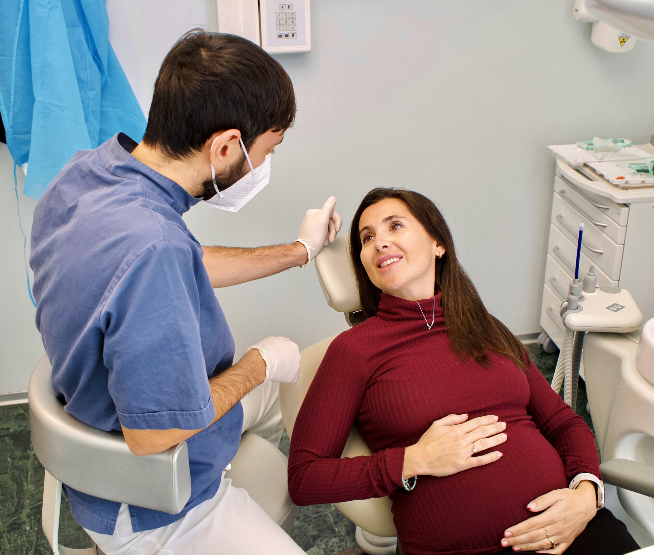 Donna incinta in visita dal dentista durante la gravidanza